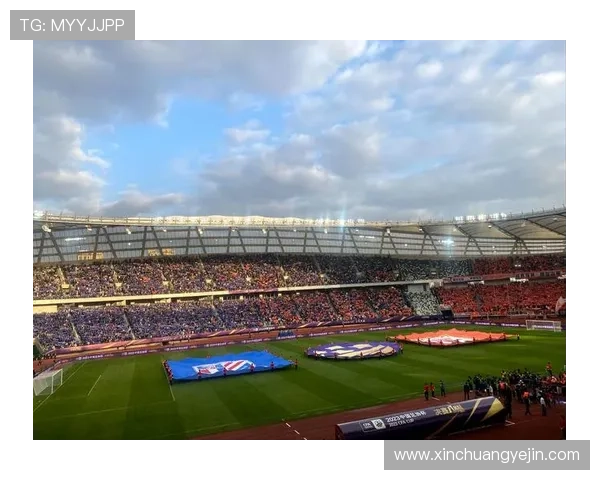 足球巨星小球场激情踢球展现不一样的足球魅力与街头技巧